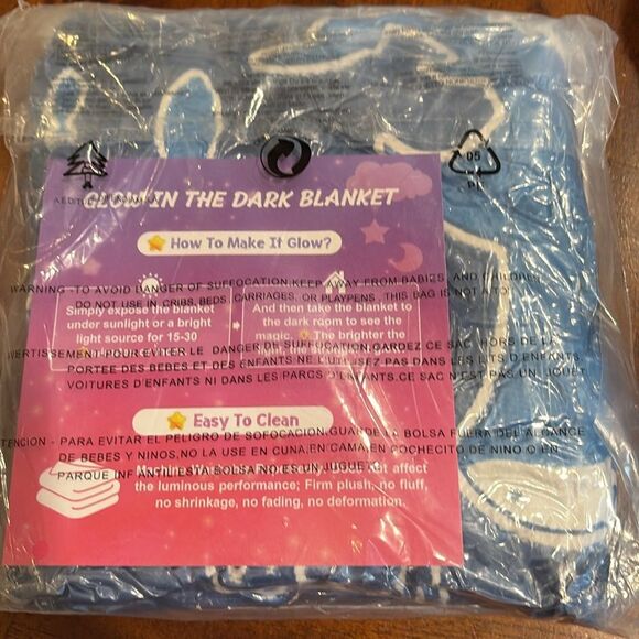 Jekeno Shark Toys Gifts for Boys Girls - Glow in The Dark Blanket Blue 50"x60" - Picture 4 of 5